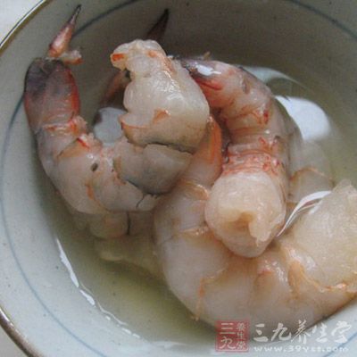 大蝦洗淨，去除蝦線