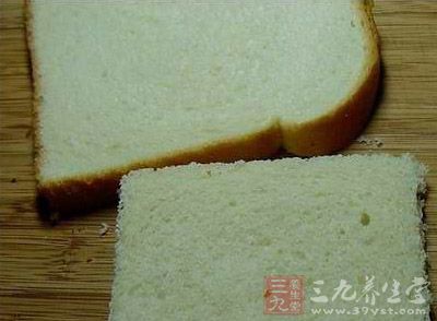 准備全麥面包幾小片