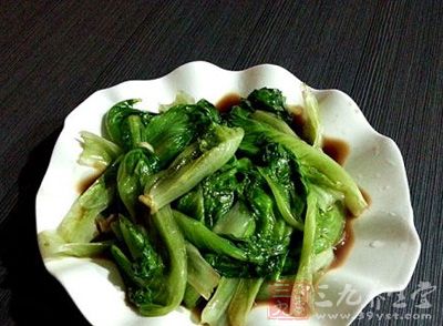 加少許雞精，炒勻後倒在燙好的生菜上即可