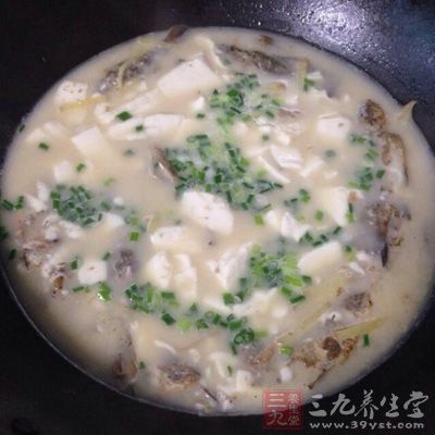 大火煮沸後改中火炖20分鐘，奶白鲫魚湯就成白的了