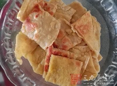 用刀把煎餅切成塊，盛上桌食用