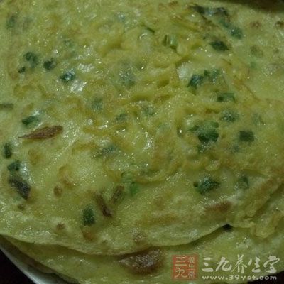 待蛋餅單面固定後，用鏟子翻面，把另一面也烙熟定形，一張雞蛋餅就做好了