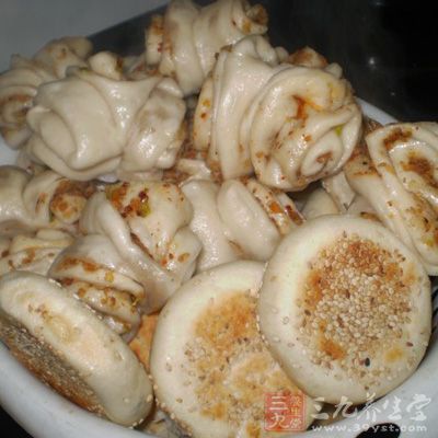 鍋中放一大鍋水燒開,放入面條,煮開後倒入小半碗水煮至面條熟 鍋中放一大鍋水燒開,放入面條,煮開後倒入小半碗水煮至面條熟