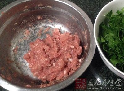 瘦肉洗干淨，剁成肉茸