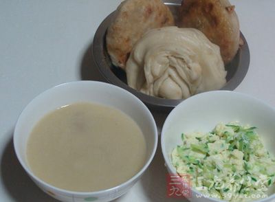 把蝦皮剝掉,留蝦尾巴,然後用小刀在蝦身上穿過,挑去泥腸,把尾巴從傷口穿出去,成為松鼠狀 把蝦皮剝掉,留蝦尾巴,然後用小刀在蝦身上穿過,挑去泥腸,把尾巴從傷口穿出去,成為松鼠狀
