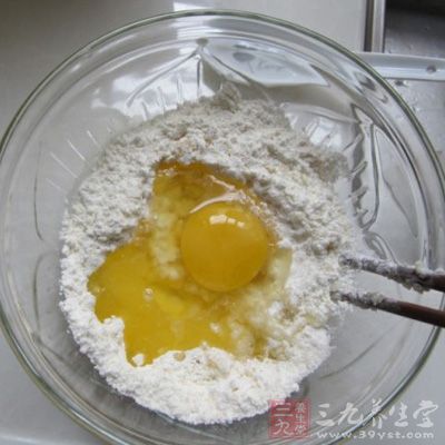 將大米中放些色拉油,同時放入香菇粒然後開始煮 將大米中放些色拉油,同時放入香菇粒然後開始煮