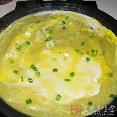 用電餅铛開上下火煎，用刷子分別在上下盤刷薄油