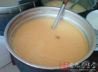 玉米醬2大匙,稀飯1碗,鹽少許,蛋2顆 玉米醬2大匙,稀飯1碗,鹽少許,蛋2顆