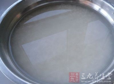 將東北大米洗淨