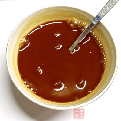 熱鍋塗薄薄的一層油，加入面糊，用勺子整理成圓形