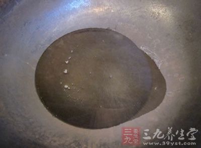 煎鍋加油燒熱
