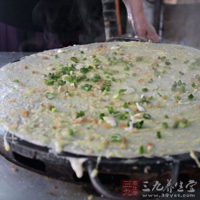 鍋中刷一點油,攤成薄餅 鍋中刷一點油,攤成薄餅