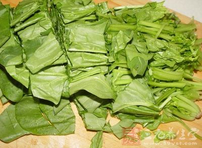 將菠菜洗淨切段