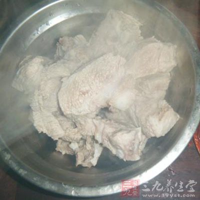 將排骨剁小塊，放入滾水汆燙後撈出備用