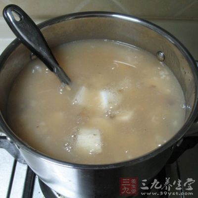 再加入山藥塊和紅棗,熬煮20分鐘左右 再加入山藥塊和紅棗,熬煮20分鐘左右
