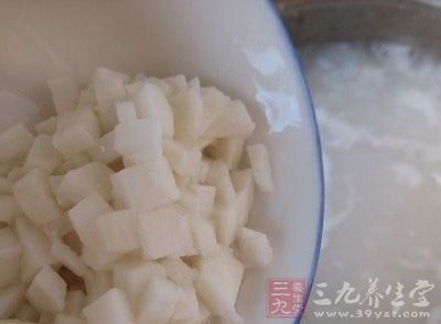薏米和芡實洗淨後,用清水浸泡2小時 薏米和芡實洗淨後,用清水浸泡2小時