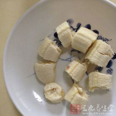 香蕉剝皮切成小段