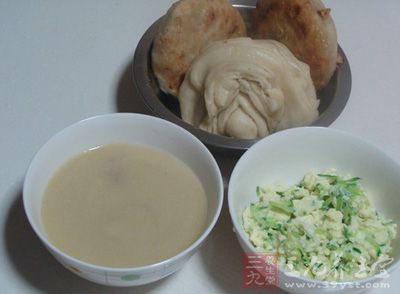 雞蛋打撒+西葫蘆擦絲+少量水後加入面粉做成面糊，用鹽調味