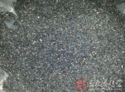 加入洗干淨的黑芝麻 加入洗干淨的黑芝麻
