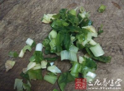 取蔥花三克，均勻灑在面餅上