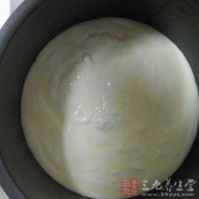 將蛋清分2~3次加入到蛋黃混合液中