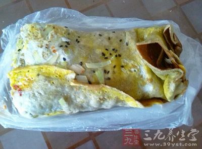 然後把餅翻面,在上面抹上面醬和辣椒醬,再放上油條和香菜、蔥即可 然後把餅翻面,在上面抹上面醬和辣椒醬,再放上油條和香菜、蔥即可