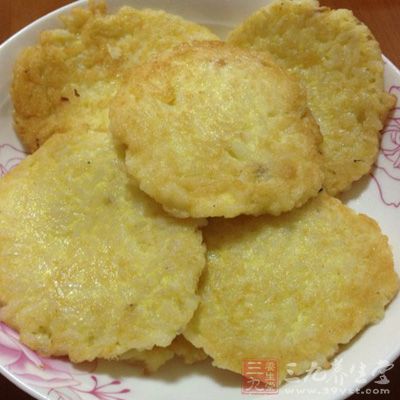 中火燒熱平底鍋中的油至六成熱 中火燒熱平底鍋中的油至六成熱