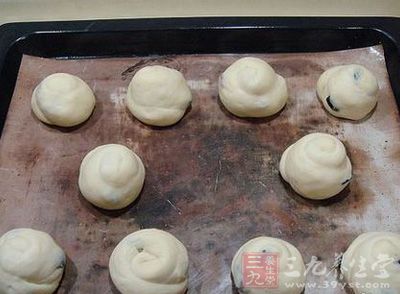 所有小劑子卷好後，放在烤盤上
