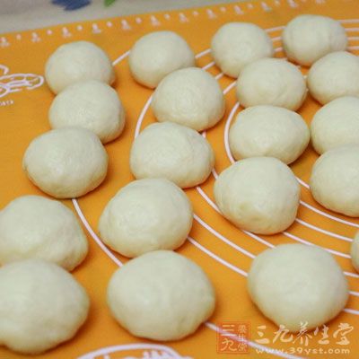 收口滾圓,蓋保鮮膜松馳15分鐘 收口滾圓,蓋保鮮膜松馳15分鐘