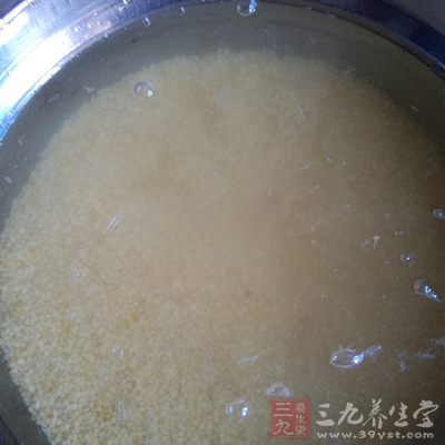 小米淘洗干淨，用清水泡上