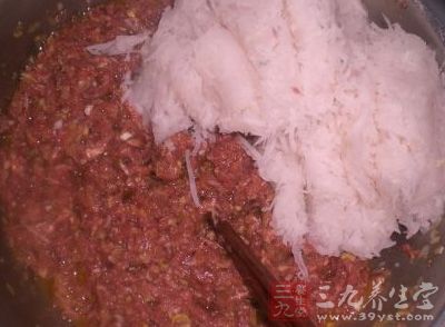 桔子皮洗淨用水浸泡一會兒去苦味 桔子皮洗淨用水浸泡一會兒去苦味