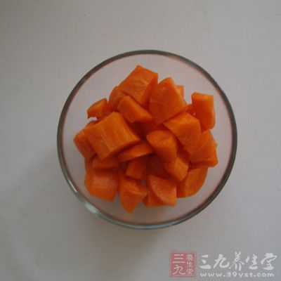 胡蘿卜削皮後切成小丁 胡蘿卜削皮後切成小丁
