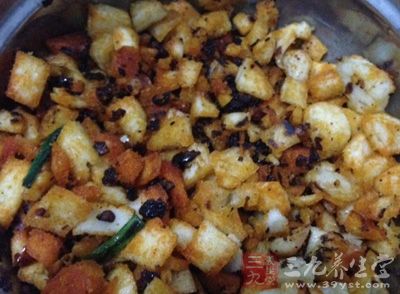 材料:饅頭1個,雞蛋1個,小蔥1根,孜然5克,芝麻5克 材料:饅頭1個,雞蛋1個,小蔥1根,孜然5克,芝麻5克