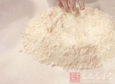 將面粉倒在案板上，加入干酵母