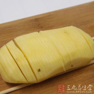 首先將土豆去皮洗淨後切成薄片