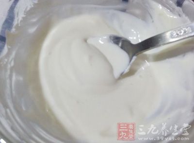 油最好不要少了,因為油少的話,沙拉醬就不會發白 油最好不要少了,因為油少的話,沙拉醬就不會發白
