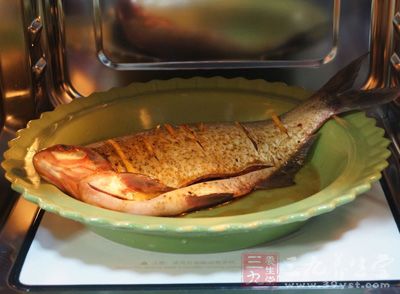 用米酒腌魚,烤制後魚也帶有米酒的清香甜美 用米酒腌魚,烤制後魚也帶有米酒的清香甜美
