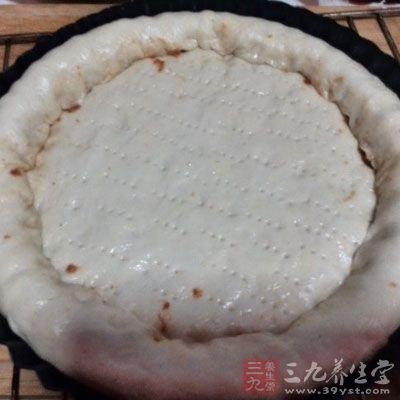 把揉好的面分成兩團，擀成和微波爐烤盤大小差不多的面餅