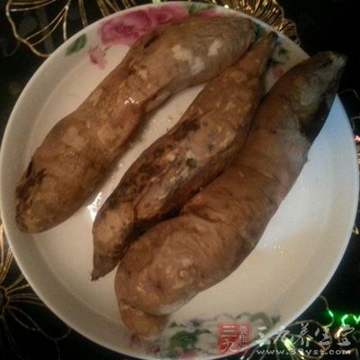 將裝有蕃薯的盤放入微波爐 將裝有蕃薯的盤放入微波爐