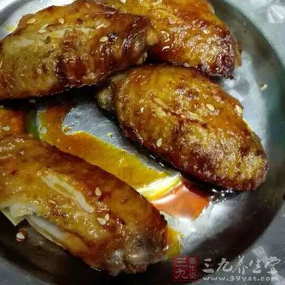 刷好蜂蜜的雞翅繼續放進微波爐裡烤兩分鐘即可