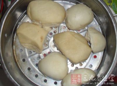 將鮮牛奶與溫水混合,放入酵母混合,靜置一會兒 將鮮牛奶與溫水混合,放入酵母混合,靜置一會兒