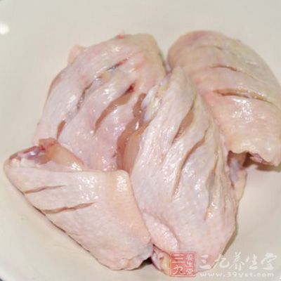 在泡好的雞翅正反面斜切2刀