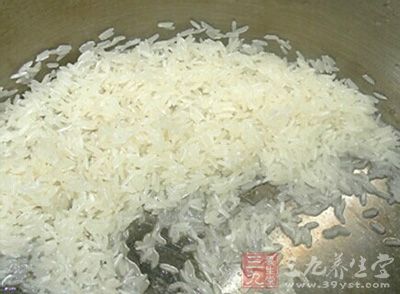 用手輕輕的將大米攪拌幾下，將淘米水倒掉
