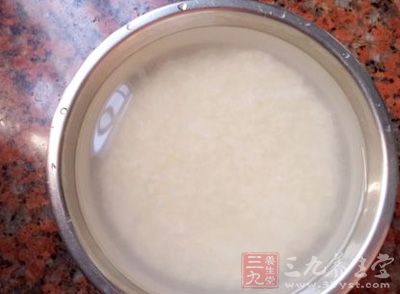  大米洗淨，浸泡30分鐘