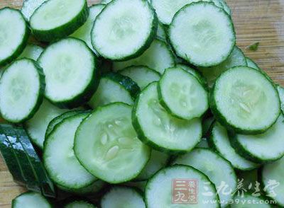將黃瓜切片 將黃瓜切片