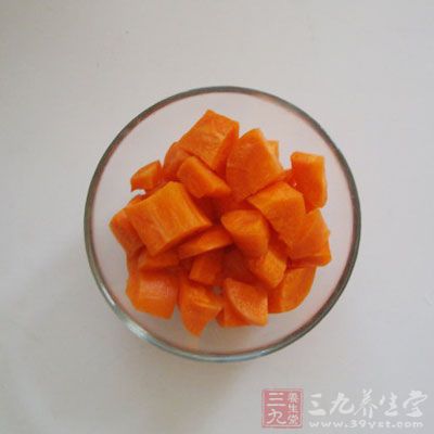 胡蘿卜削皮後切成小丁 胡蘿卜削皮後切成小丁