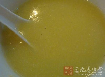 海參提前一天清水侵泡，我是侵泡了一晚上，去掉鹹水