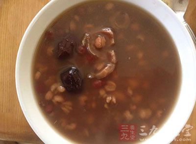 花生紅棗粥原料：糯米400克，花生仁100克，棗50克