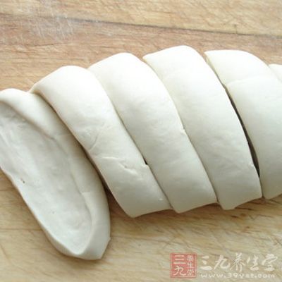 取出面團後，輕壓排氣，搓成長條，切成小劑子