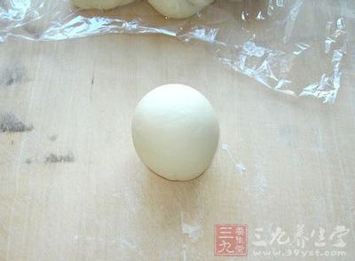 將酵母水一點點倒入粉盆中，揉成光滑的面團